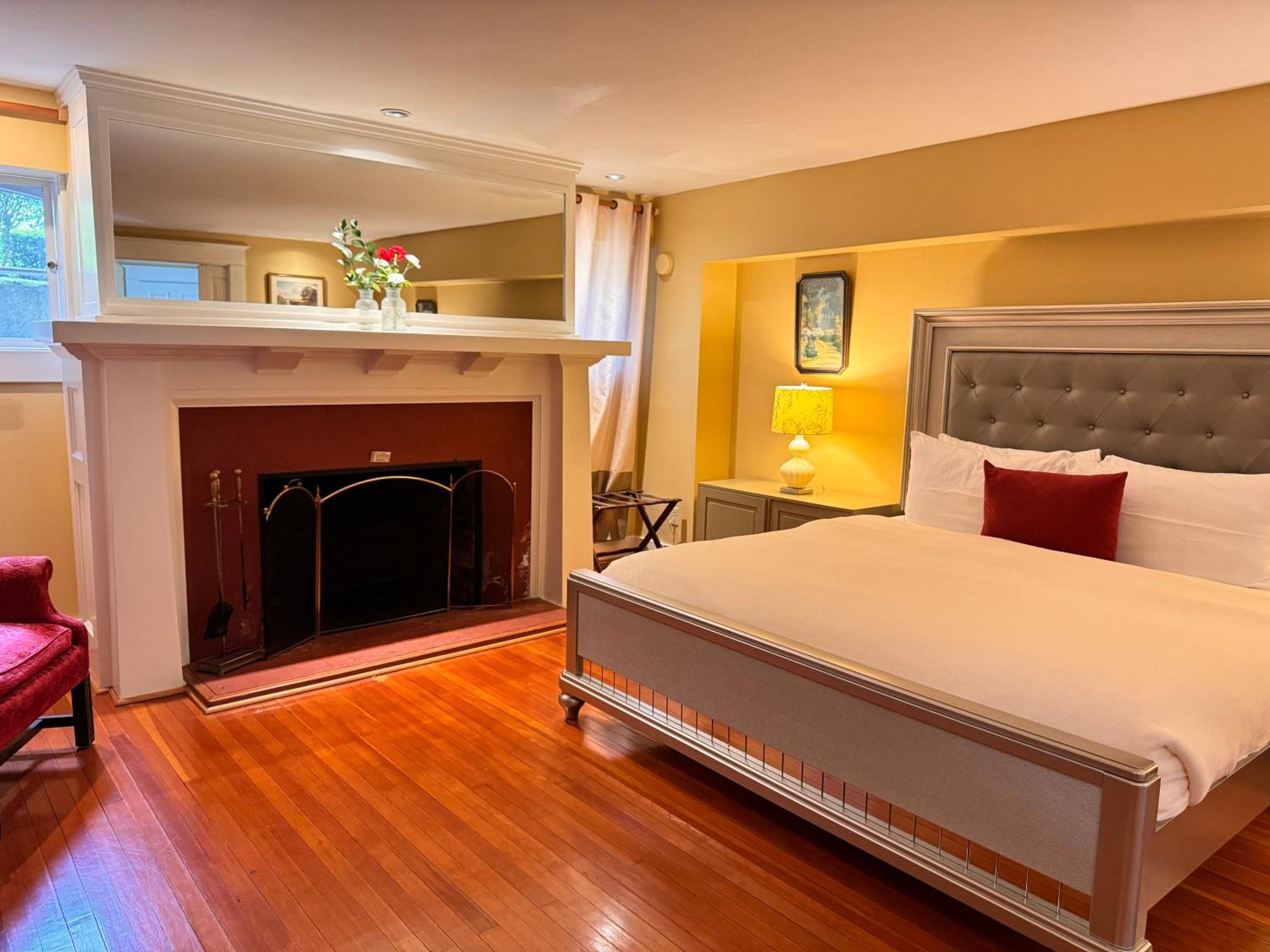 Prior Castle Inn Victoria Ngoại thất bức ảnh
