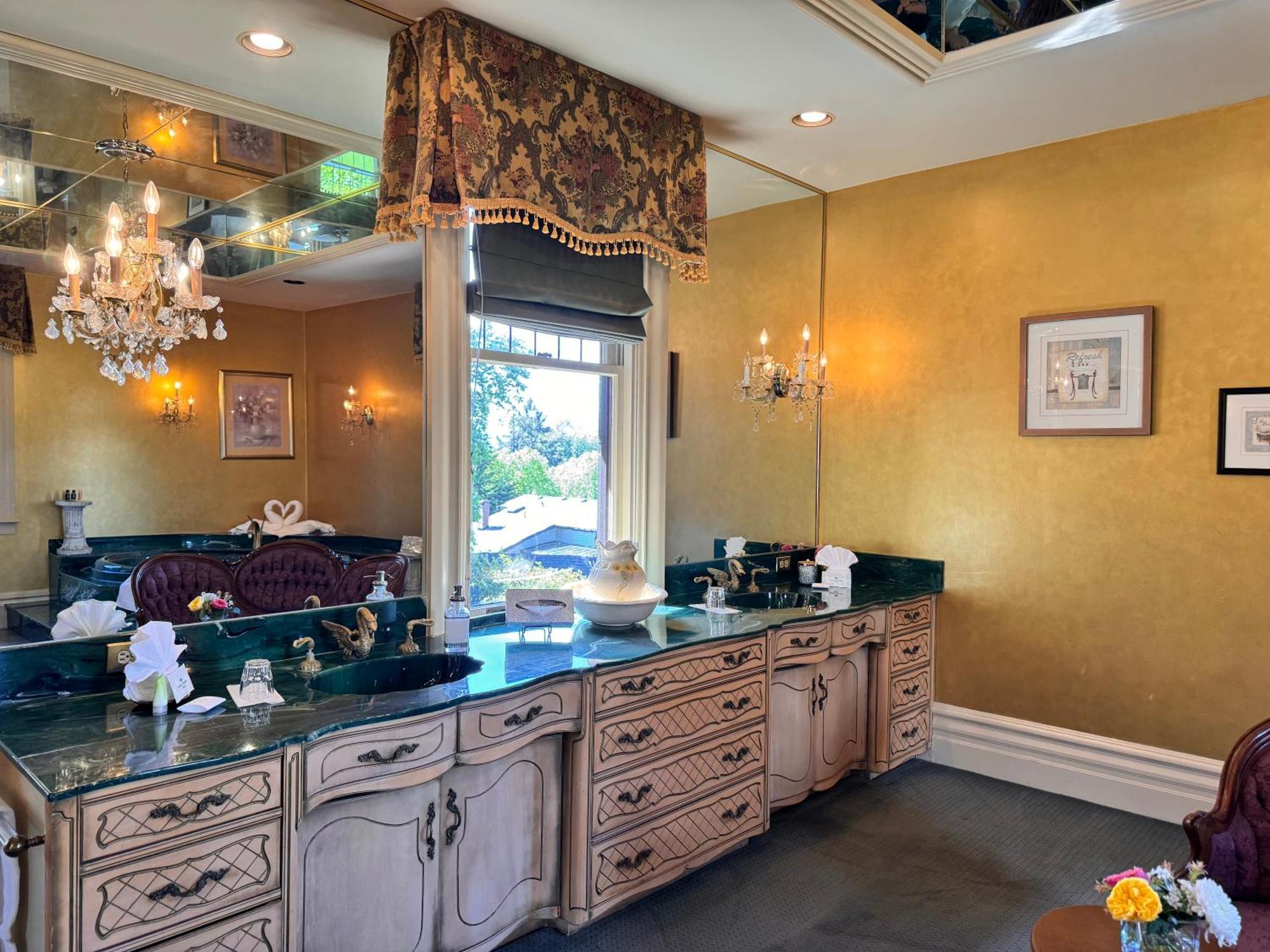 Prior Castle Inn Victoria Ngoại thất bức ảnh