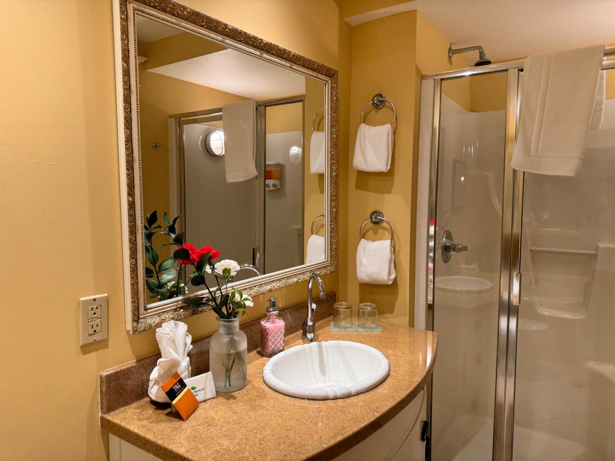 Prior Castle Inn Victoria Ngoại thất bức ảnh