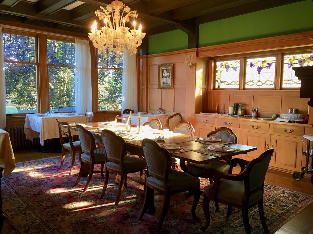 Prior Castle Inn Victoria Ngoại thất bức ảnh